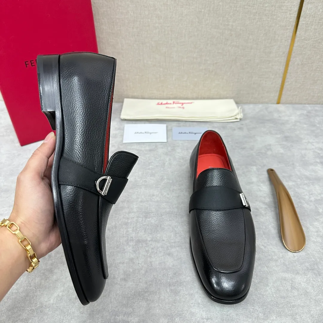 [Ferragamo] Top P: 960💰 Number of yards: 39~44 (38.45.46. Custom-made, non-refundable) Ferragamo** counters synchronize new models of men's loafers that can be worn casually or formally. The classic shape embodies the fashionable charm of formal wear, and the newly designed proportions are more modern. These loafers are made of imported open-edge beaded cowhide/fine calfskin/cow suede material. The upper is decorated with webbing, and the side is privately molded with silver Gancini buckles. The double stitching details add to the fashionable charm. Adopting a special "Original" structure and going through multiple processes, the soles are almost entirely handmade. Unique processing technology demonstrates exquisite craftsmanship. The original privately modeled genuine leather outsole is paired with a personalized rubber backing. It is comfortable, non-slip and wear-resistant. It can be worn as a slip-on. Exquisite hand-stitching. The workmanship is as fine as that of a store. The original color calfskin lining is sweat-absorbent, anti-odor, comfortable and breathable. The heel is also decorated with a rubber patch to perfectly improve the grip performance.